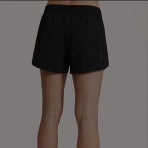 Peloton 4" Tulip Run Short. Black. Size Medium